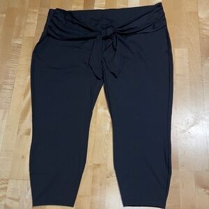 Zuda Black Tie Front Capri Pants